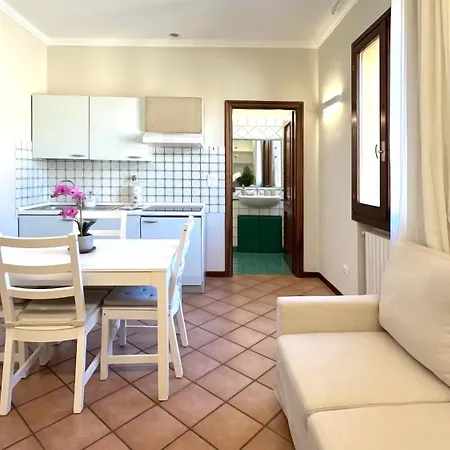 Int 11 - Elisa Apartment